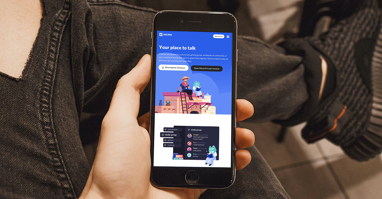A person with a cellphone showing the Discord app